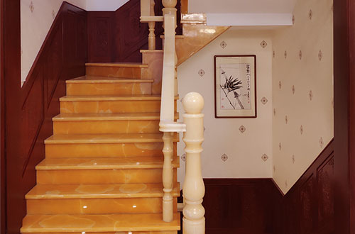 东成镇中式别墅室内汉白玉石楼梯的定制安装装饰效果